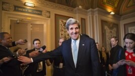 Sen. John Kerry, D-Mass., apre vòt tout manm Komisyon Afè Etranjè Sena a san manke youn pou konfime li nan pòs Sekretè Deta Etazini pou ranplase Sekretè Deta Hillary Rodham Clinton. Washington, 29 janvye 2013.