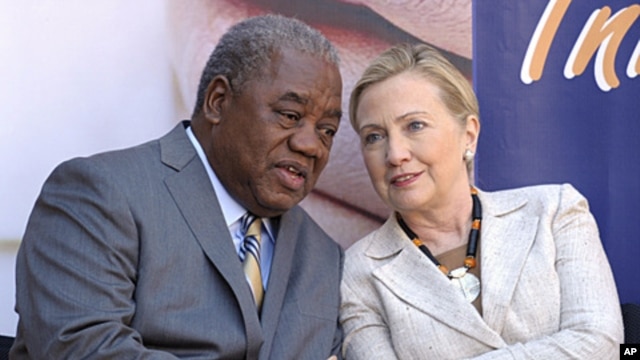 US Secretary of State Hillary Clinton talks with Zambia's President Rupiah Banda during her visit to the newly opened University Teaching Hospital Pediatric Centre of Excellence, in Lusaka, Zambia, June 11, 2011