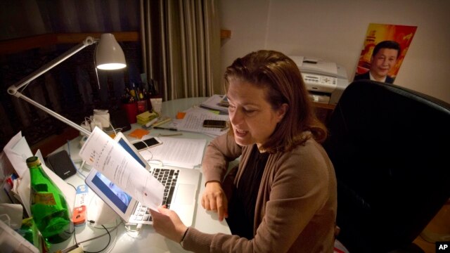法國雜誌《新觀察家》周刊的記者郭玉（又稱“高潔”）在她在北京的公寓裡，拿著中國外交部批評她的聲明（2015年12月26日）