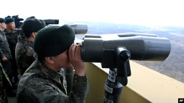 4月10日韩国士兵在南北韩分界线上板门店附近用望远镜观察北韩方面动静