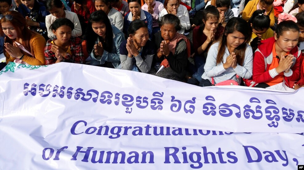 Người dân tập trung tại công viên Tự do để kỷ niệm Ngày Nhân quyền tại Phnom Penh, Campuchia, ngày 10 Tháng 12 2016. 