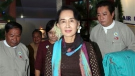 ေဒၚေအာင္ဆန္းစုၾကည္ ခ်င္းျပည္နယ္သုိ႔ ထြက္ခြာစဥ္။
