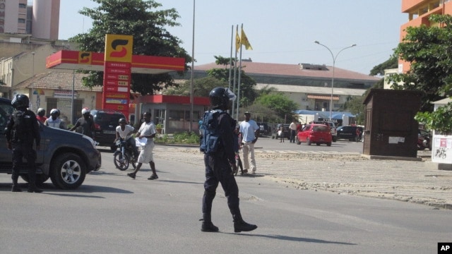 Agente da policia anti-motim em Benguela