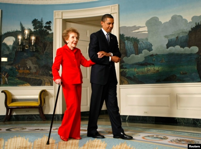 Tổng thống Barack Obama dìu cựu Đệ nhất Phu nhân Nancy Reagan đến dự buổi lễ ký ban hành một đạo luật mang tên chồng bà tại Tòa Bạch Ốc, ngày 2 tháng 6, 2009.