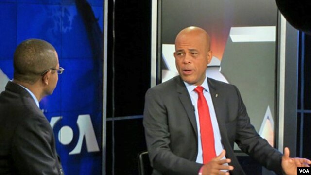 Tổng thống Haiti Michel Martelly (phải) trả lời phỏng vấn tại trụ sở đài VOA ở Washington, D.C.