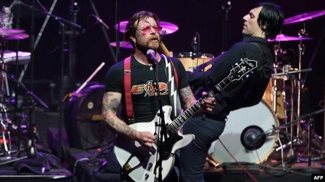 Jesse Hughes (trái), ca sĩ của ban nhạc Eagles of Death Metal, biểu diễn trên sân khấu tại phòng hòa nhạc Olympia ở Paris, ngày 16/2/2016. 