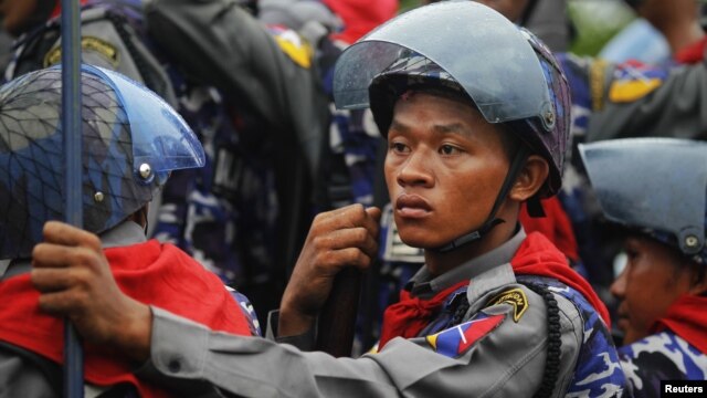 Policemen arrive in their vehicle during fighting between Buddhist Rakhine and Muslim Rohingya communities in Sittwe June 10, 2012. 