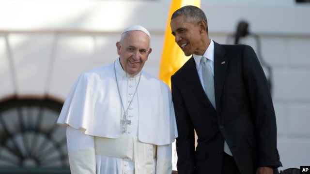 Tổng thống Hoa Kỳ Barack Obama đứng cạnh Đức Giáo Hoàng tại sân cỏ phía Nam Toà Bạch Ốc, ngày 23/9/2015.