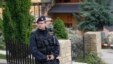 Seorang polisi berdiri di lokasi kejadian pembunuhan empat anggota keluarga di Brno, Republik Ceko (23/5). Tersanga pembunuhnya seorang warga AS telah ditangkap.