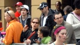 Hai nghi can khủng bố Tamerlan Tsarnaev và Dzhokhar Tsarnaev trong đám đông gần mức đến của cuộc đua marathon ở Boston, ngày 15/4/2013.
