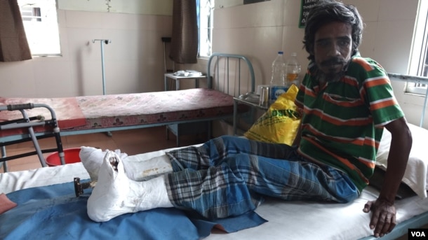 A leprosy patient, who has undergone corrective surgery of his claw toes, is recuperating at the Leprosy Mission Trust India hospital, Kolkata, Sept. 20 2016. (M. Hussain/VOA)