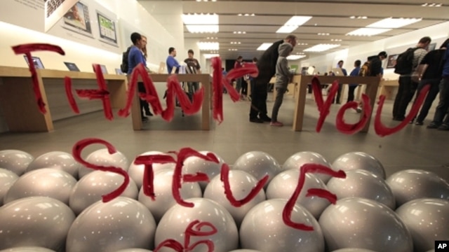 A tribute message to the late Steve Jobs written in lipstick is seen on the window of the Apple Store in Santa Monica, California October 5, 2011.