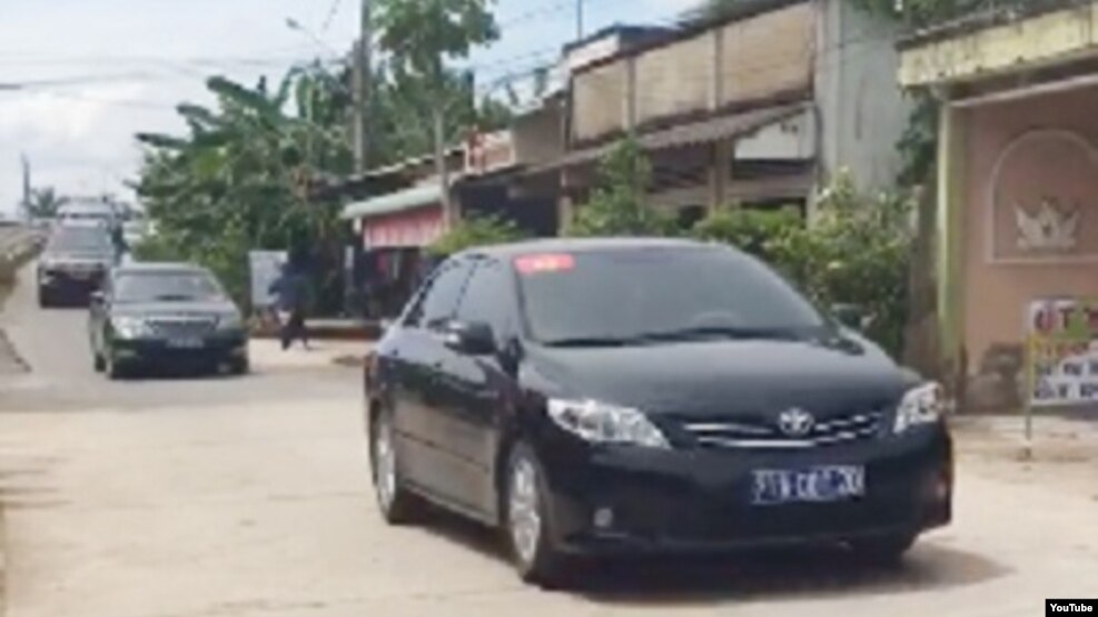 Hình ảnh trích ra từ đoạn băng được gán cho là đoàn ôtô chở bà Nguyễn Thị Kim Ngân về thăm quê.