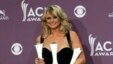 Ngôi sao nhạc đồng quê Miranda Lambert được trao giải Nữ ca sĩ xuất sắc nhất của năm lần thứ hai liên tiếp.
