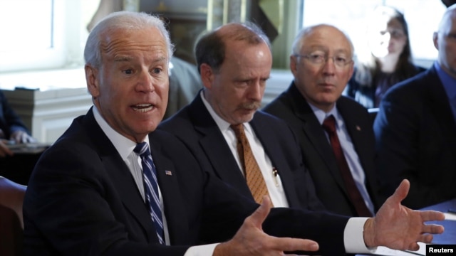 Wapres AS Joe Biden (kiri) memimpin satuan tugas untuk mengekang kekerasan terkait kepemilikan senjata api di Amerika.