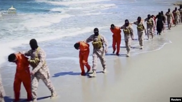 Militantes del Estado islámico llevan a ejecutar a cristianos etíopes en la playa Wilayat Barqa, según esta imagen tomada de un video extremista.