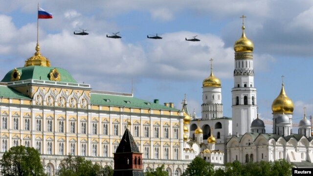 Российские военные вертолеты над Москвой.