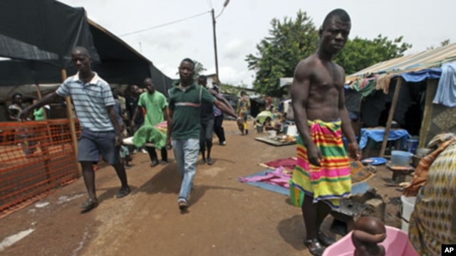 Refugees of the Guere ethnic group carry a dead relative inside a temporary camp set up at a Catholic church in Duekoue, west Ivory Coast, May 2011. (file photo)