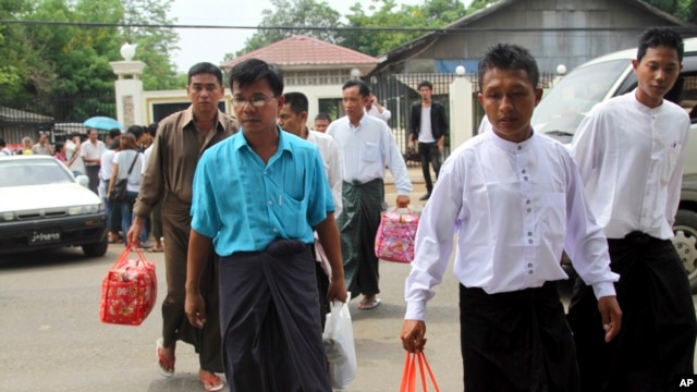 Các tù nhân chính trị được trả tự do đi bộ ra từ nhà tù Insein ở Rangoon, ngày 17/5/2013. Tổng Thống Miến Ðiện Thien Sein nói chính phủ của ông nay mai sẽ phóng thích tất cả các tù nhân lương tâm đã bị giam cầm trong chế độ cai trị của quân đội.