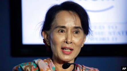 ကမာၻ႔စီးပြားေရးဖိုရမ္မွာ ျပဳလုပ္ခဲ့တဲ့ သတင္းစာရွင္းလင္းပြဲ အတြင္း ေဒၚေအာင္ဆန္းစုၾကည္ ရွင္းလင္းေျပာၾကားေနစဥ္။ (ဇြန္လ ၆ ရက္၊ ၂၀၁၃)။
