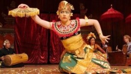 Di AS, Claire Hefner sering ikut pertunjukan kesenian Indonesia (foto/dok: Claire Hefner)