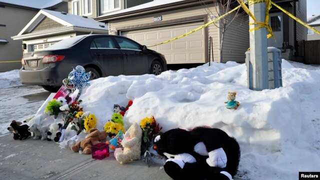 Hoa và thú nhồi bông trước căn nhà ở Edmonton, Alberta, nơi xảy ra vụ xả súng giết chết 8 người Việt,ngày 31/12/2014.