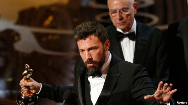 Sineyas e pwodiktè Ben Affleck aksepte pri meyè imaj pou "Argo" nan 85èm seremoni remis pri Academy Awards nan Hollywood, Kalifòni, 24 fevriye 2013 la.    