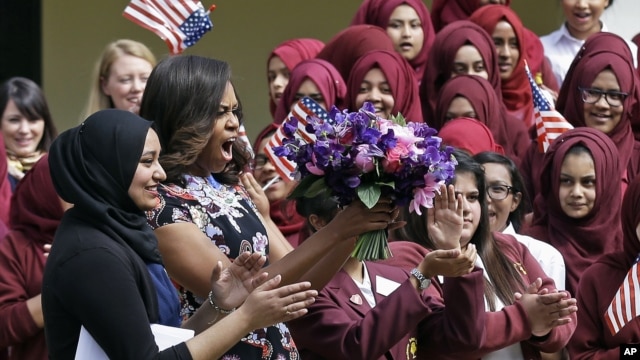 Học sinh và giáo viên của trường nữ sinh Mulberry, London, Anh, chào đón đệ nhất phu nhân Mỹ Michelle Obama hôm 16/6/2015.