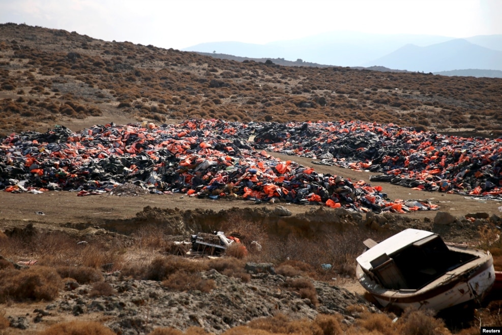 지난 5일(현지시간) 에게해 북동부의 그리스령 레스보스 섬 쓰레기 집하장에 난민들이 버린 구명조끼들이 쌓여있다.