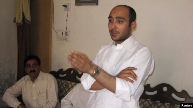 Ông Ali Haider Gilani, con trai cựu Thủ tướng Yusuf Gilani, nói chuyện tại cuộc vận động trước khi bị bắt cóc, 9/5/13