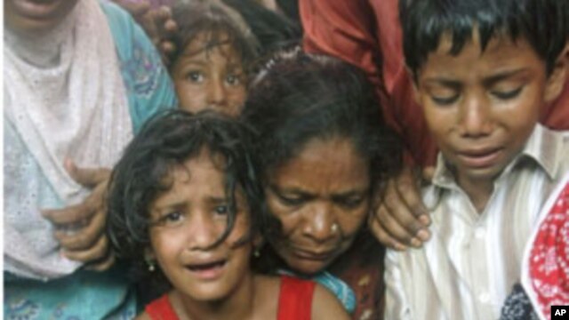 Pakistani family members mourn the death of a man who was shot dead in Karachi, Pakistan, July 8, 2011
