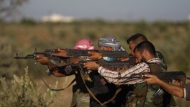 Thành viên nhóm Quân đội Syria Tự do tập luyện trong vùng ngoại ô thành phố Idlib, Syria