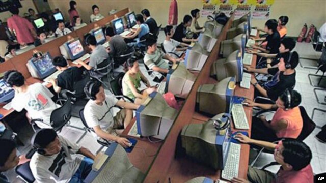 Chinese youths use computers at an Internet cafe in Beijing, June 2005 (file photo)