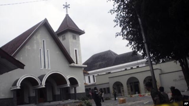 Soldiers stand guard outside a church after it was attacked by a mob in Temanggung on February 8, 2011. Hundreds of Muslim radicals set two churches ablaze and attacked a court in Indonesia's central Java, calling for harsh punishment for a Christian on t