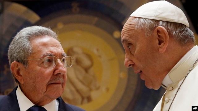 Chủ tịch Cuba Raul Castro diện kiến Đức Giáo Hoàng tại Điện Vatican, ngày 10/5/2015.