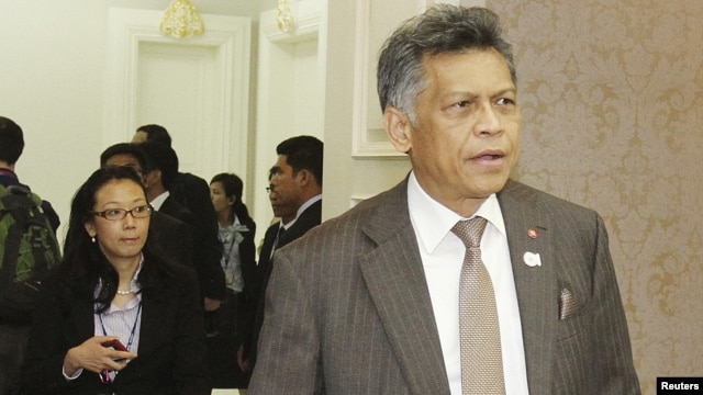 ASEAN Secretary-General Surin Pitsuwan arrives at the 20th ASEAN summit at the Peace Palace in the Office of the Council of Ministers in Phnom Penh, April 2, 2012.
