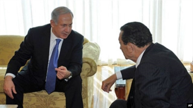 Israeli Prime Minister Benjamin Netanyahu (L) meeting with Egyptian President Hosni Mubarak in the Egyptian Red Sea resort town of Sharm El-Sheikh, 06 Jan 2011