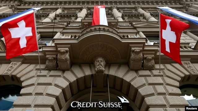 Quốc kỳ Thụy Sĩ bay trước cổng trụ sở Ngân hàng Thụy Sĩ Credit Suisse ở Zurich. 