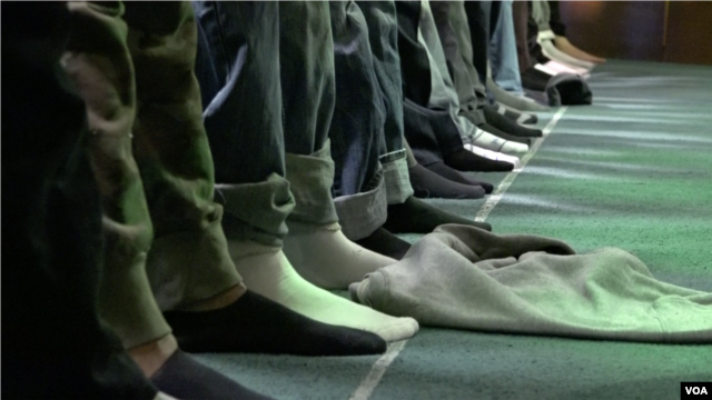 Muslim Prayer at Masjid Ibrahim, Dec.4 2015. (R. Taylor/VOA)