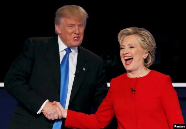 Bà Hillary Clinton và ông Donald Trump bắt tay chào nhau trước cuộc tranh luận tổng thống đầu tiên, ngày 26 tháng 9, 2016