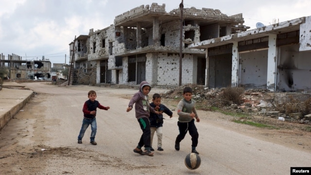 Trẻ em chơi đá banh tại thị trấn Bosra al-Sham ở Deraa, Syria, ngày 23/2/2016.