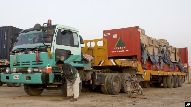 Xe chở tiếp liệu NATO tại cửa khẩu Chaman ở tỉnh Baluchistan, ngày 5/7/2012