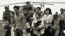 Những người Việt Nam tị nạn đi qua một chiếc tàu Hải quân Mỹ; Operation Frequent Wind là cuộc rút quân cuối cùng ở Sài Gòn ngày 29/4/1975. (Ảnh tư liệu của chính phủ liên bang Mỹ)