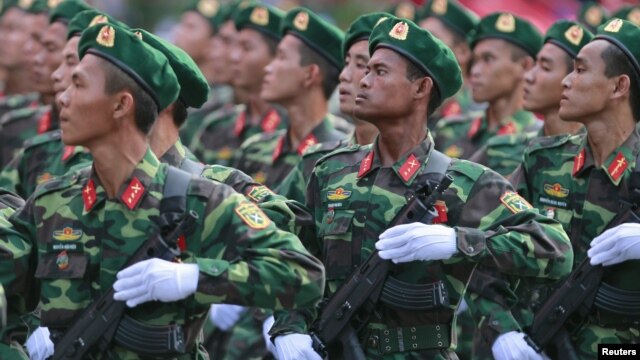 Bộ đội  biên phòng Việt Nam diễu hành trong buổi diễn tập chuẩn bị cho lễ kỷ niệm 40 năm kết thúc chiến tranh, ngày 26/4/2015.