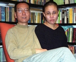 Chinese dissident Liu Xiaobo (L) with his wife Liu Xia (file photo – 22 Oct. 2002)