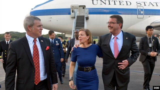 Bộ trưởng Quốc phòng Mỹ Ashton Carter, thứ hai từ phải sang, được Đại sứ Mỹ tại Singapore Kirk Wagar tiếp đón khi ông đặt chân tới căn cứ quân sự Paya Lebar ở Singapore.