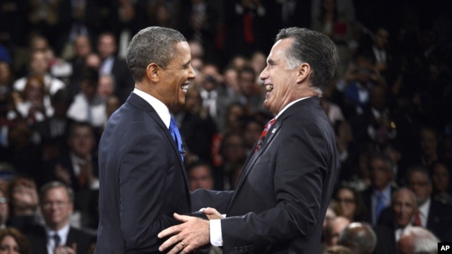 Trong bức ảnh chụp hôm 22/10/2012, cả hai ông Obama, Romney cùng cười lớn sau buổi tranh luận thứ ba tại trường đại học Lynn ở Boca Raton, Florida. (AP Photo/Pool-Michael Reynolds)