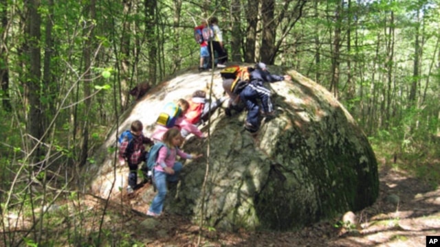 Kegiatan luar kelas untuk anak-anak pra-sekolah di Calvary Preschool, Pittsford, negara bagian Vermont. (Foto: Dok)