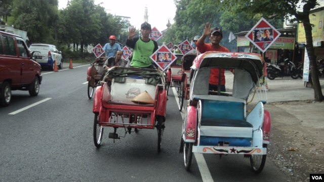 Rombongan tukang becak yang akan bertugas di pernikahan putra Presiden Joko Widodo di Solo. (VOA/Yudha Satriawan)