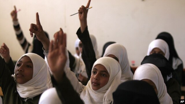 Watoto wa kike wa Yemen wakihudhuria shule katika siku yao ya kwanza kuadhimishwa kimataifa.. 